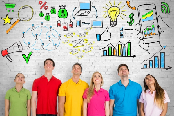 Groupe de gens regardant en haut Yayimages license 74774286